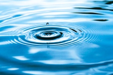 Nahaufnahme von einem Wassertropfen