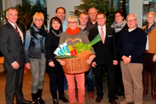 Gruppenbild der Energie-Euro-Partner mit Korb
