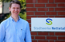 Energieberater Marco Wärntges vor der Außenfassade der Stadtwerke Nettetal