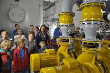 Kinder bei einer Führung im Wasserwerk Lobberich beim Maus-Türöffnertag 2015