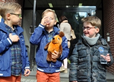 Drei Kinder testen das Trinkwasser beim Maus-Türöffnertag im Wasserwerk Lobberich