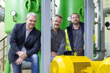 Mitarbeiter der Kommunale Partner Wasser stehen im Wasserwerk