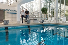 Geschäftsführer Norbert Dieling und Betriebsleiter Thomas Lamers stehen am Rand des Schwimmbeckens und freuen sich über die Wiedereröffnung des NetteBads