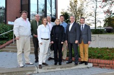 Gruppenbild der Netzwerkpartner Energieeffizienz vor dem Verwaltungsgebäude der Stadtwerke Nettetal
