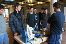 Schüler informieren sich beim baseL-Projekt